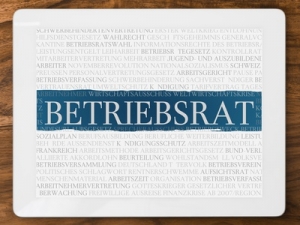 Darf der Betriebsrat einer Einstellung eines im Rahmen der Arbeitnehmerüberlassung einzusetzenden Arbeitnehmers widersprechen, wenn die Überlassung entgegen der gesetzlichen Regelung auf Dauer erfolgen soll?