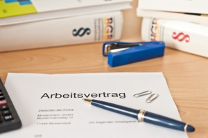 Werden arbeitsvertragliche Ausschlussfristen wegen außergerichtlicher Vergleichsverhandlungen zwischen den Arbeitsvertragsparteien gehemmt?