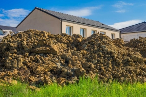 Auf einem Nachbargrundstück wird gebaut. Sie haben von der Bauaufsichtsbehörde nicht mitgeteilt erhalten, dass dem Nachbarn eine Baugenehmigung erteilt worden ist.